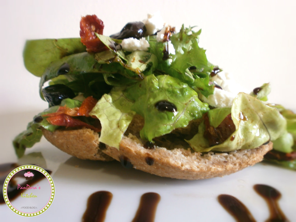 pandoras-kitchen-blog-greece-πράσινη σαλάτα με λιαστή ντομάτα και μυζήθρα