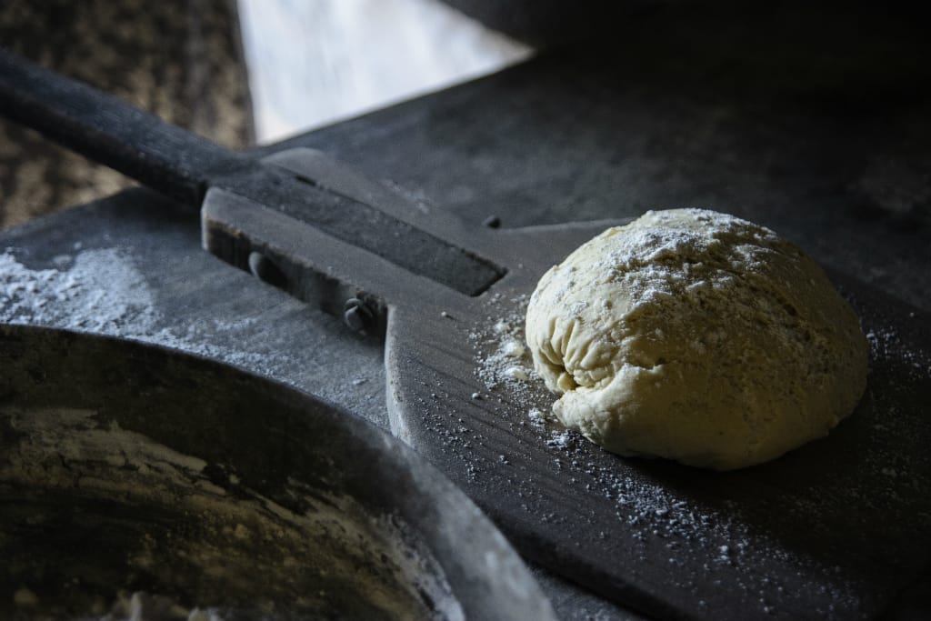 χωριάτικο ψωμί-χίος-βολισσός-Χωριάτικο ψωμί στον παραδοσιακό ξυλόφουρνο της Βολισσού