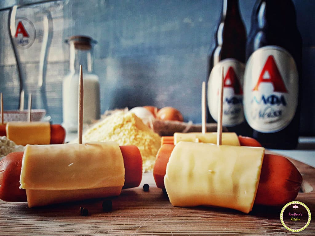 Corn dogs με καραμελωμένα κρεμμύδια-μπύρα-ΑΛΦΑ-μπύρα ΑΛΦΑ-λουκάνικα