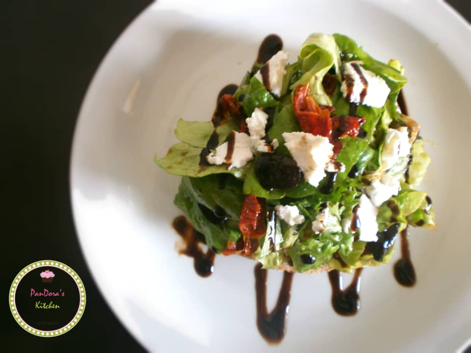 pandoras-kitchen-blog-greece-πράσινη σαλάτα με λιαστή ντομάτα και μυζήθρα-BHMAgourmet-foodblogawards-masoutis